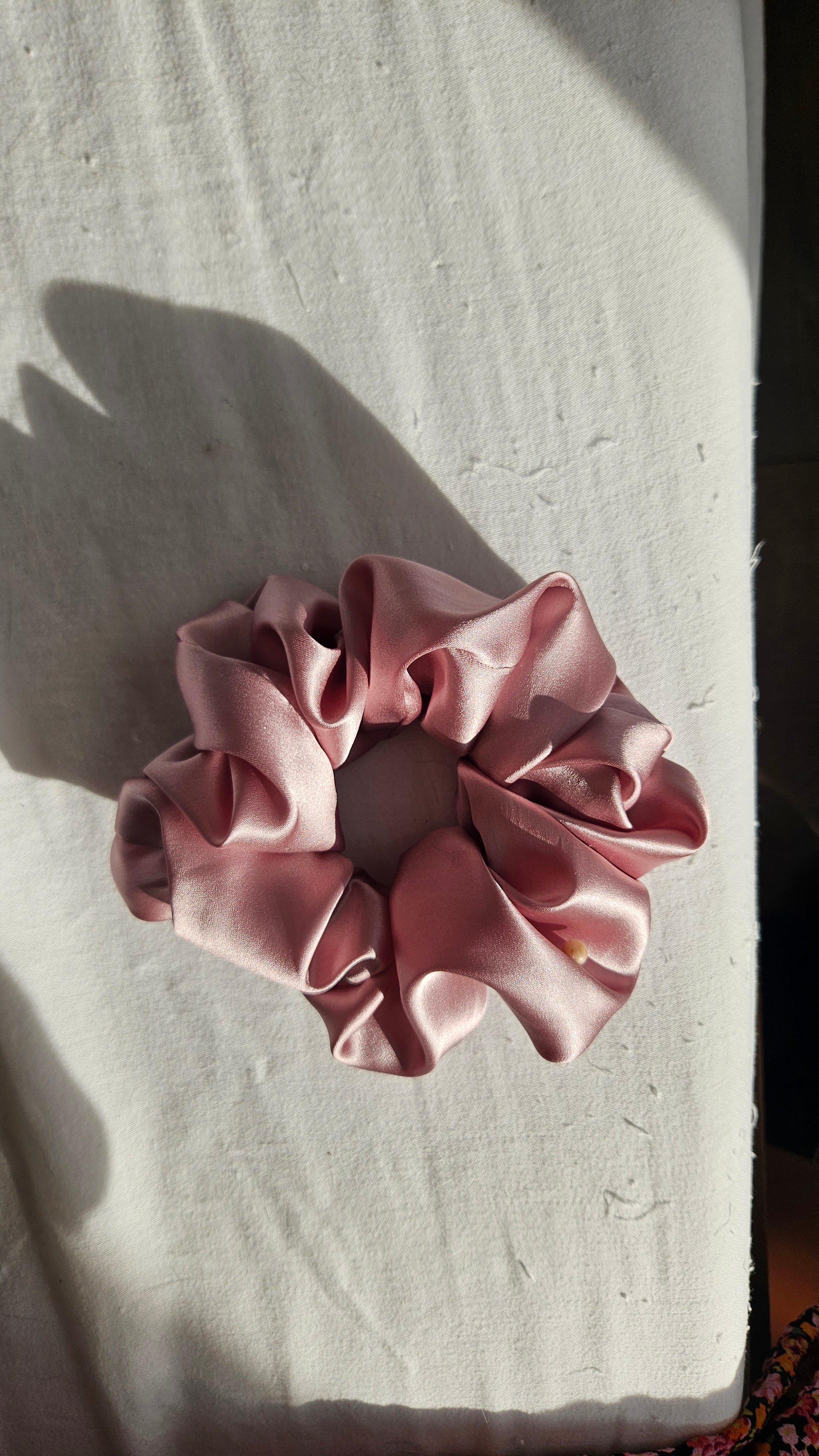 Grey rose spalvos puri plaukų gumelė 100% Mulberry, 6A